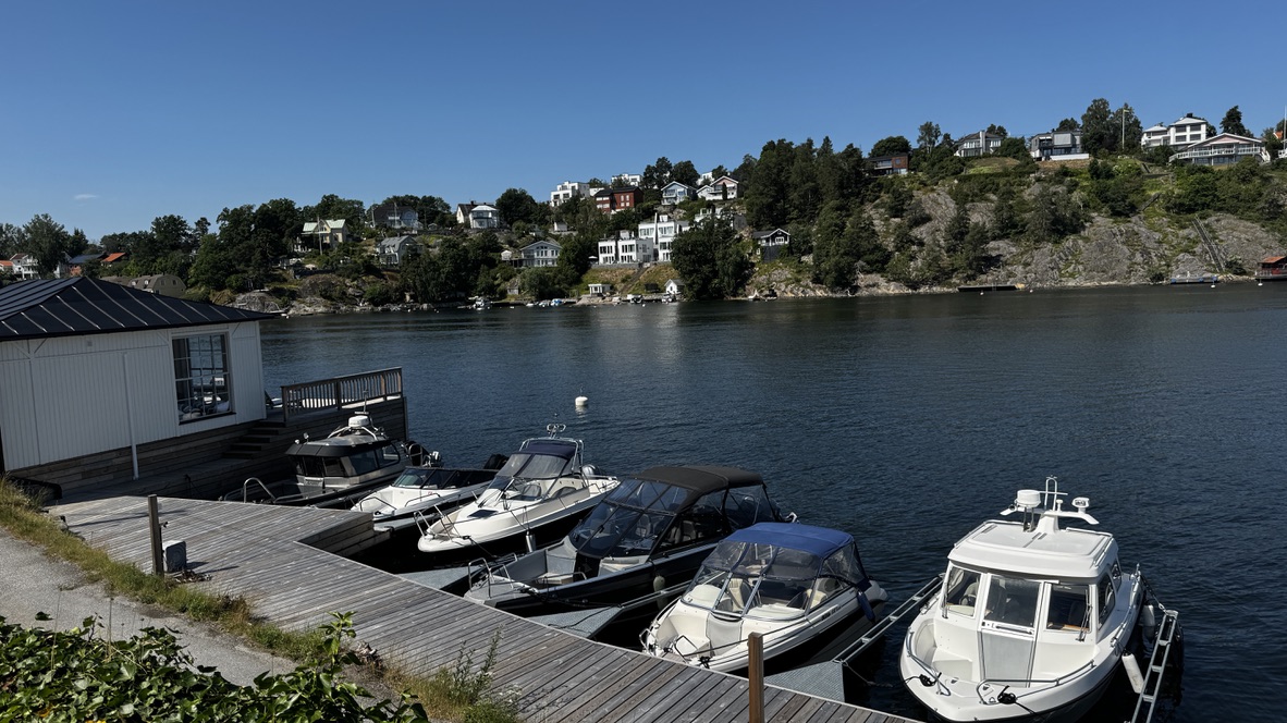 Båtar vid bryggan en sommardag i Skurusundet