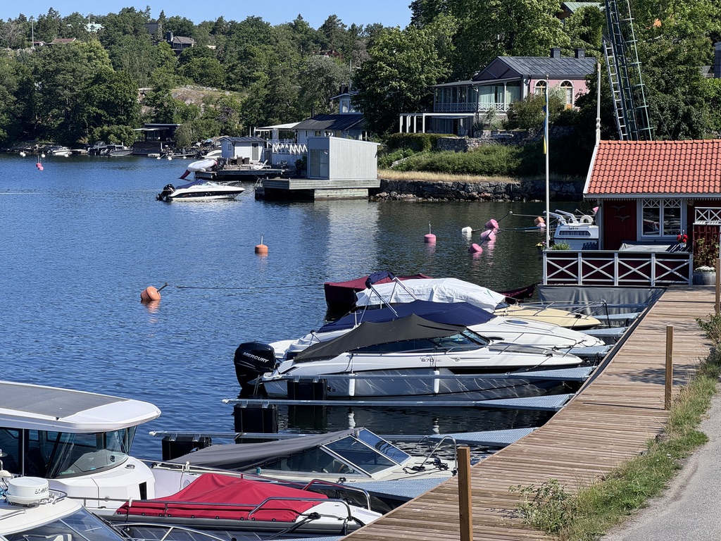 Södra bryggan med båtar förtöjda vid boj och Y-bom